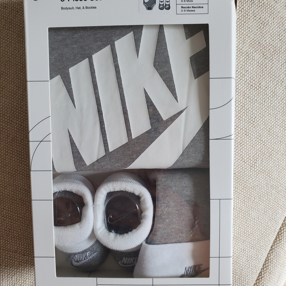 Nike Newborn Set in Gray and White